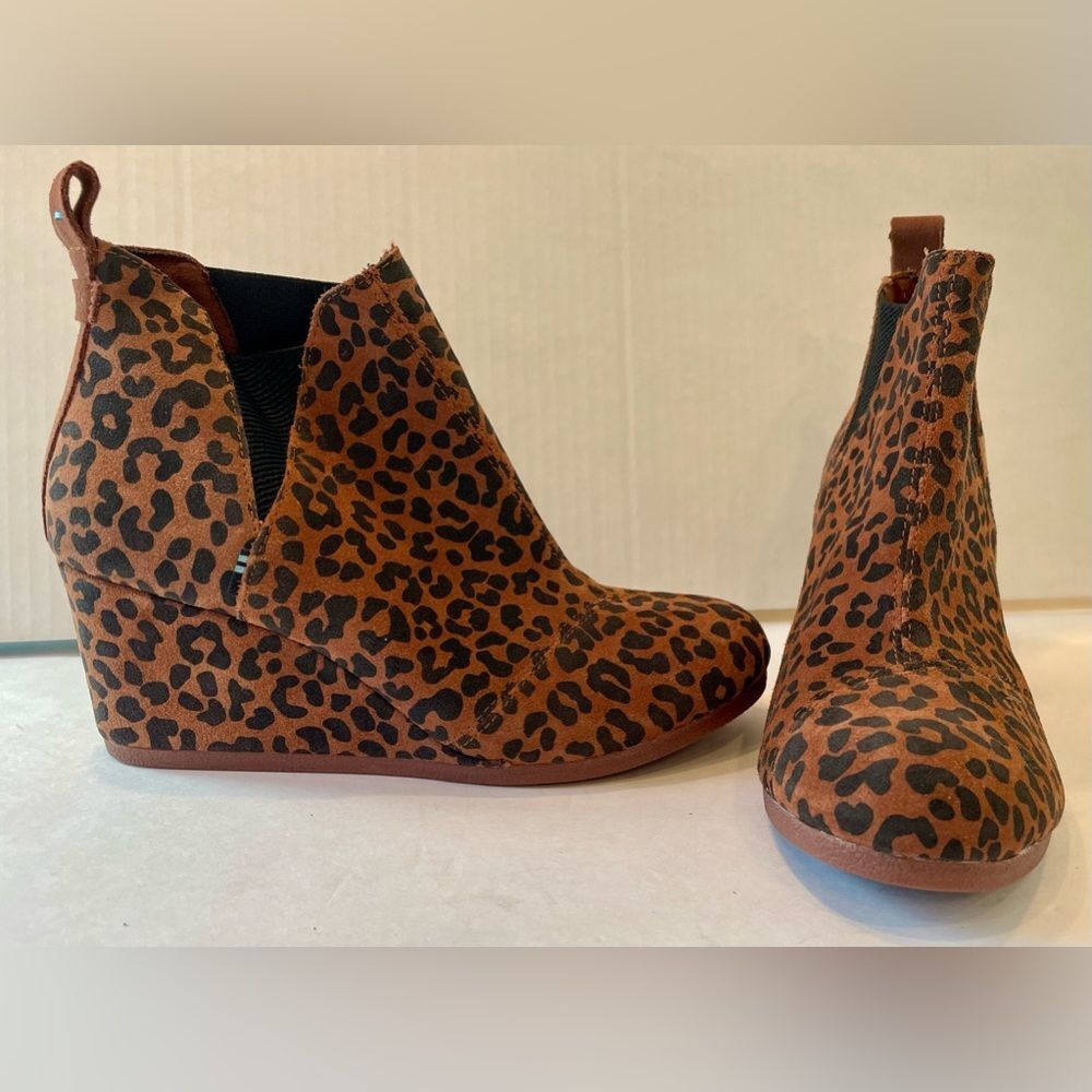 TOMS Kelsey Wedge Booties Womens Size 9.5 Leopard Print Ankle Boots Ortholite